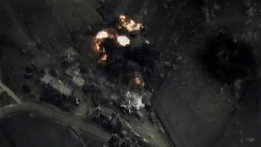 Image tirée d'une vidéo diffusée par le ministère russe de al Défense et montrant une frappe de l'aviation russe en Syrie
