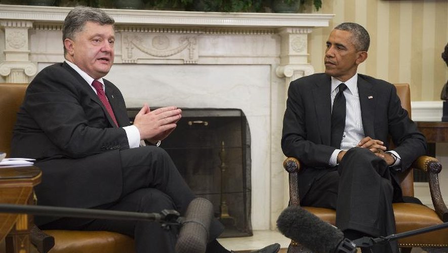 Le président américain Barack Obama (d) reçoit le président ukrainien Petro Porochenko à la Maison Blanche, le 18 septembre 2014 à Washington
