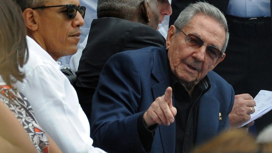 Les présidents américain Barack Obama et cubain Raul Castro lors d'un match de baseball à La Havane le 22 mars 2016