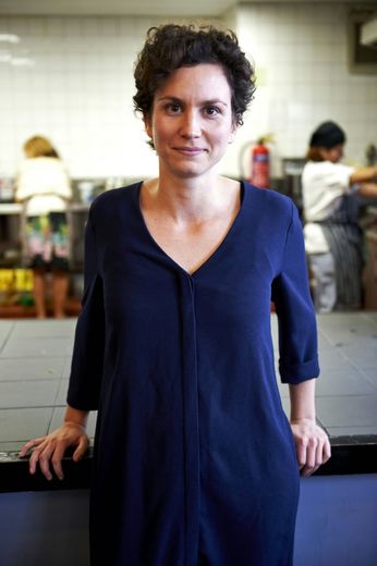 L'Allemande Mara Klein, responsable du développement du Mazi Mas, devant les cuisines de ce restaurant installé temporairement à Kennington, dans le sud de Londres, le 17 septembre 2015