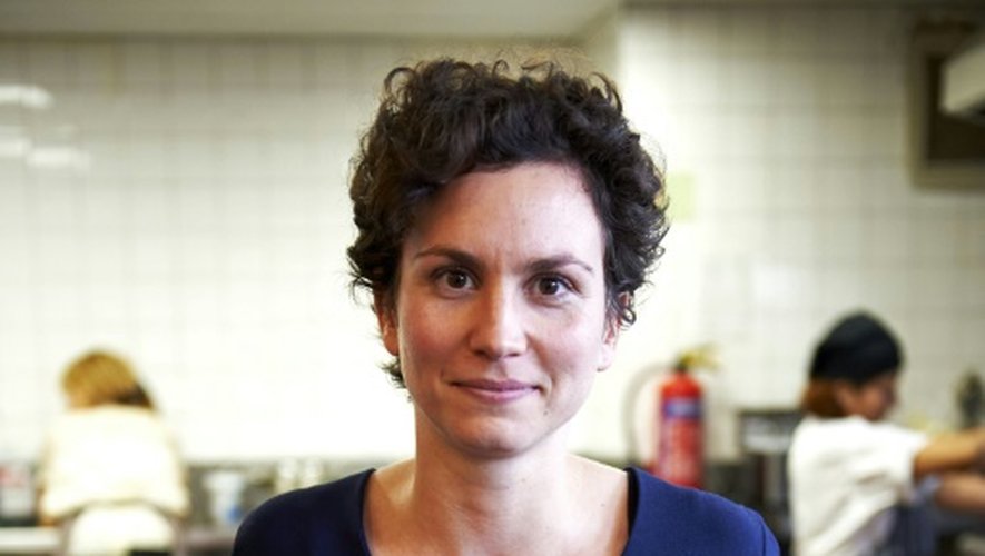 L'Allemande Mara Klein, responsable du développement du Mazi Mas, devant les cuisines de ce restaurant installé temporairement à Kennington, dans le sud de Londres, le 17 septembre 2015