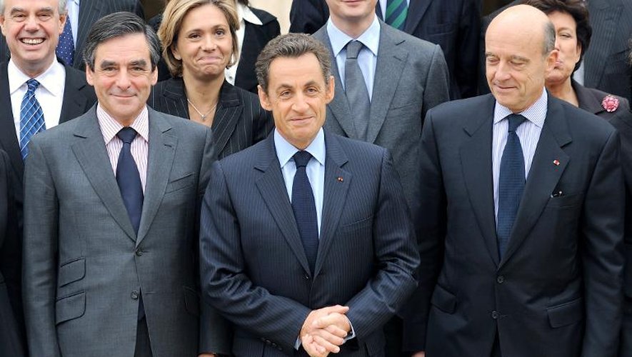 L'ex président Nicolas Sarkozy entouré de François Fillon (g) et de Alain Juppé (d) deux anciens Premier ministres, le 17 novembre 2010 à l'Elysée