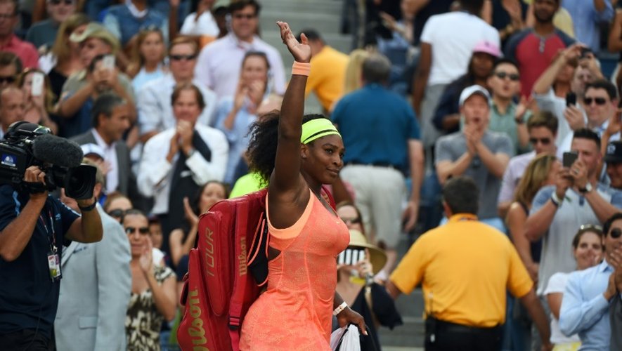 Serena Williams quitte le court après son échec face à l'Italienne Roberta Vinci en demi-finales de l'US Open, le 11 septembre 2015 à New York
