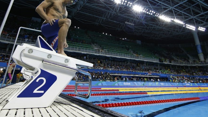 Le nageur américain Michael Phelps au départ du 100 mètres papillon, le 12 août 2016 à Rio