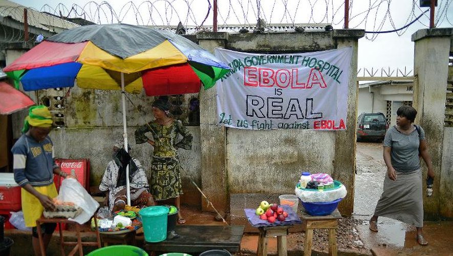 Une banderole avertit du danger d'Ebola dans une rue de Freetown le 13 août 2014