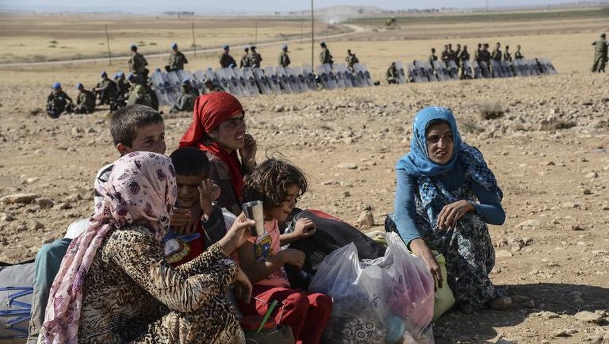 Des réfugiés kurdes de Syrie fuient les jihadistes de l'EI dans l'espoir de trouver refuge en Turquie, ici à la frontière près de Suruc le 19 septembre 2014