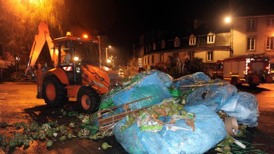 Nettoyage d'une rue le 20 septembre 2014 à Morlaix quelques heures après une manifestation des légumiers en colère