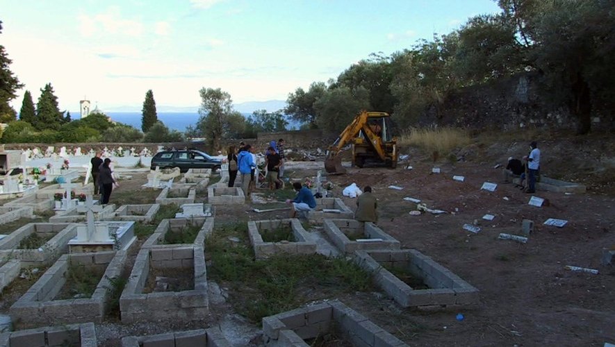Inhumation par des volontaires le 30 septembre 2015 dans le cimetière de de l'île grecque de Mytilène, d'une fillette qui s'est noyée et dont les parents n'ont pas pu être retrouvés