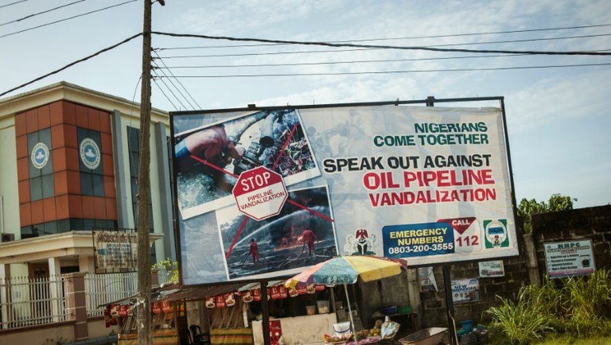 Un panneau publicitaire appelant à protéger les installations pétrolières à l'entrée de la ville de Warri, le 21 juin 2016