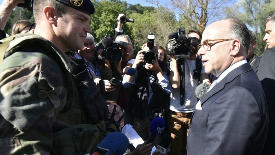 Le ministre de l'Intérieur Bernard Cazeneuve rencontre des membres des forces de l'ordre le 13 août 2016 lors de sa visite à Lourdes