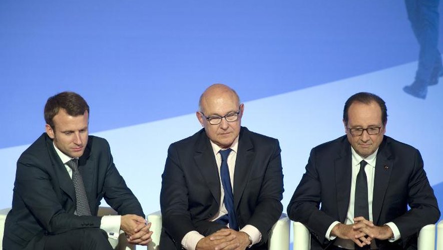 Le ministre de l'Economie Emmanuel Macron, le ministre des Finances Michel Sapin et le président François Hollande le 15 septembre 2014 au palais de l'Elysée à Paris