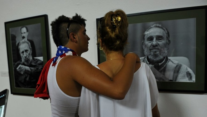 Un couple visite à La Havane l'exposition "Fidel", dédiée au père de la révolution cubaine, le 12 août 2016, à la veille de son 90e anniversaire