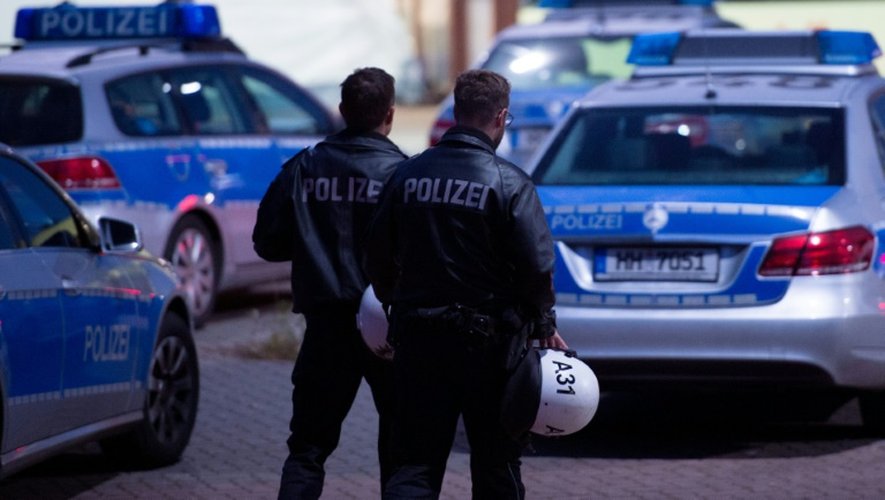 Des policiers devant le centre d'enregistrement des réfugiés à Hambourg en Allemagne, le 1er octobre 2015