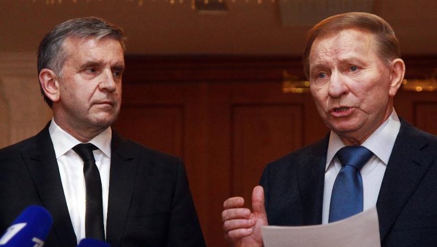 L'ancien président ukrainien Leondi Kuchma (d) et l'émissaire russe Mikhail Zurabov (g)parlent à la presse le 20 septembre 2014 à Minsk