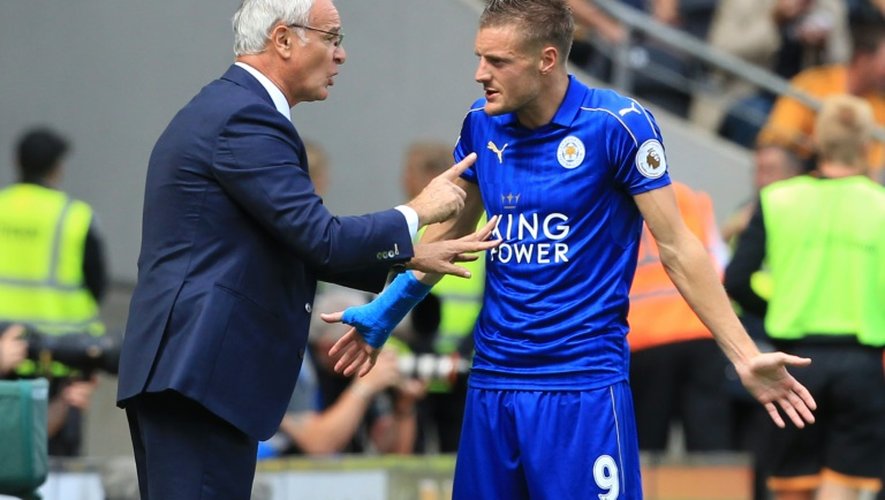 L'entraîneur de Leicester Claudio Ranieri donne ses consignes à l'attaquant Jamie Vardy, lors du match face à Hull, le 13 août 2016 à Kingston upon Hull