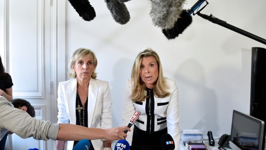 Janine Bonaggiunta (G) et Nathalie Tomasini (D), avocates de Jacqueline Sauvage lors d'une conférence de presse à Paris le 12 août 2016