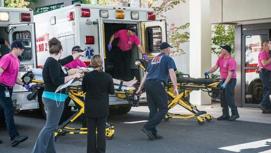 Des victimes de la fusillade sont transportées aux urgences à Mercy Medical Center à  Roseburg, dans l'Oregon, le 1er octobre 2015