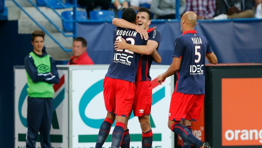L'attaquant croate Ivan Santini (c) félicité par ses coéquipiers après un but contre Lorient, le 13 août 2016 au Stade Michel d'Ornano