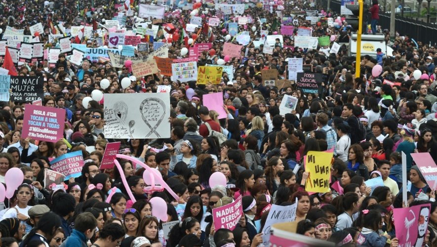 Des milliers de personnes manifestent contre les violences contre les femmes à Lima, le août 2016