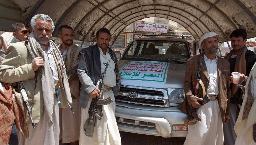 Des rebelles chiites gardent une rue près de l'aéroport de Sanaa (Yémen), le 20 septembre 2014