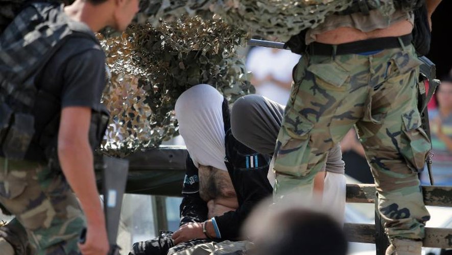 Des soldats libanais ont capturé deux jihadistes présumés dans la vallée de la Bekaa, le 7 août 2014