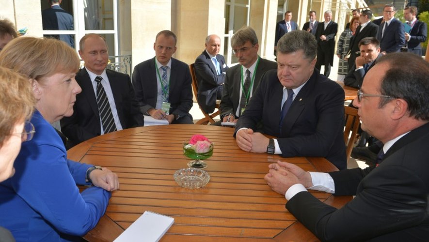 De droite à gauche, la chancelière Angela Merkel, le président russe Vladimir Poutine, le président ukrainien Petro Porochenko et le président français, François Hollande, le 2 octobre 2015 à Paris pour tenter de faire avancer la paix en Ukraine