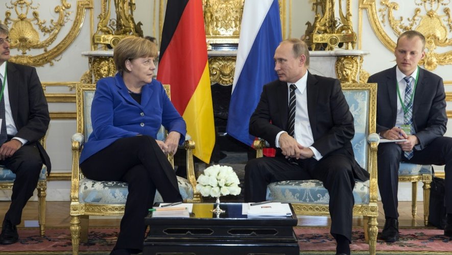 La chancelière Angela Merkel et le président russe Vladimir Poutine, le 2 octobre 2015 à l'Elysée