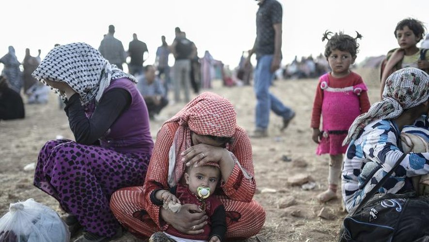 Des femmes et enfants kurdes le 20 septembre 2014 à la frontière entre la Syrie et la Turquie près de la ville de Suruc dans la province Sanliurfa