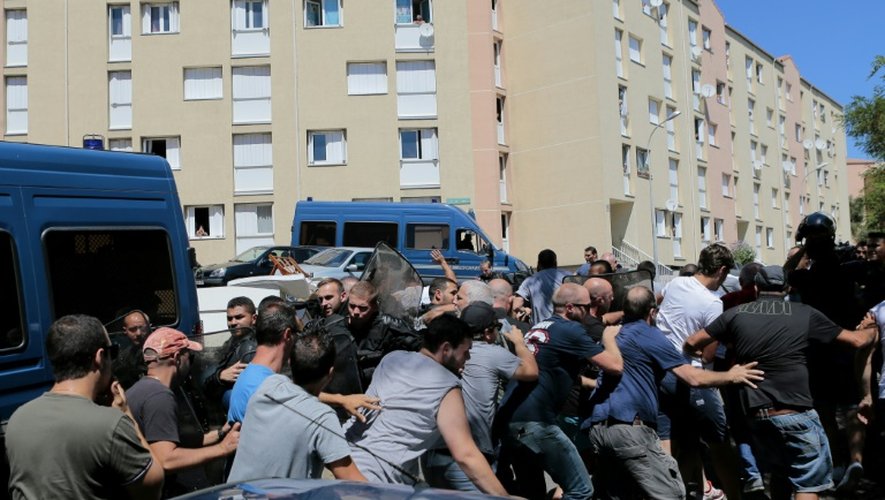 Les gendarmes contiennent une manifestation dans la cité des Monts à Lupino, un quartier populaire et métissé de Bastia, le 14 août 2016, au lendemain d'une violente rixe intercommunautaire