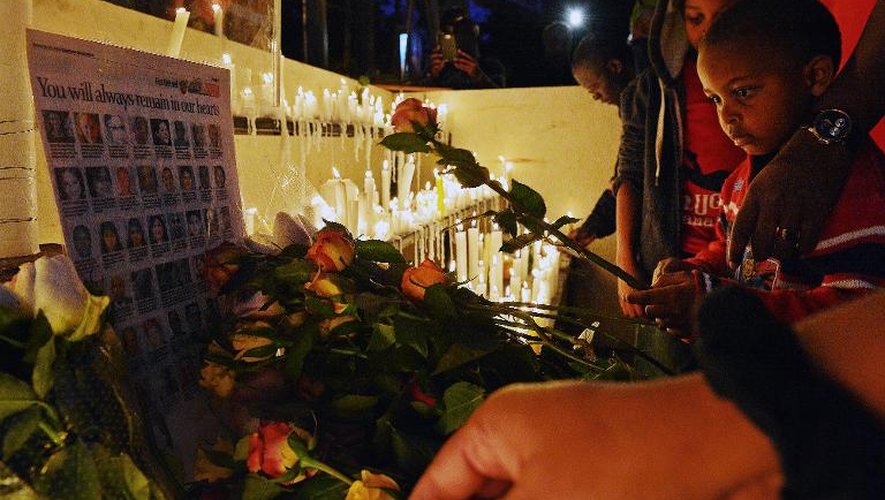 Des fleurs et bougies à la mémoire des victimes du massacre du centre commercial Westgate de Nairobi, le 28 septembre 2013 au Kenya