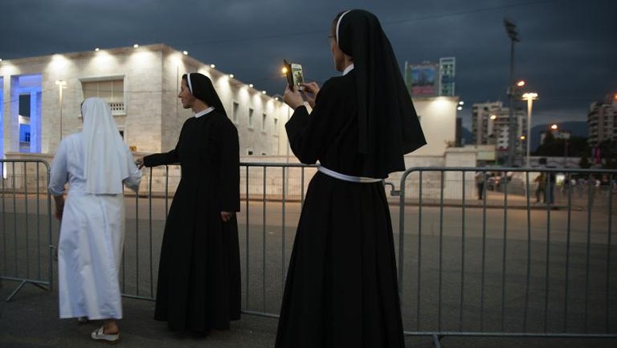 Des religieuses place Mère Teresa le 20 septembre 2014 à Tirana
