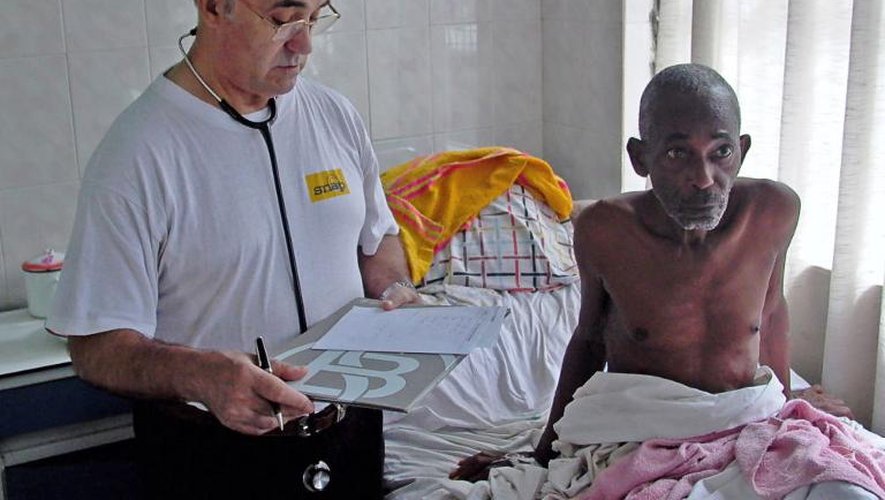 Photo fournie le 20 septembre 2014 par l'ONG Juan CIUDAD du frère Manuel Garcia Viejo avec un malade à l'hôpital San Juan de Dios à Lusar en Sierra Leone