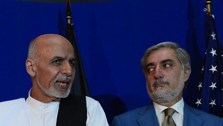 Ashraf Ghani et Abdullah Abdullah lors d'une conférence de presse le 8 août 2014 à Kaboul