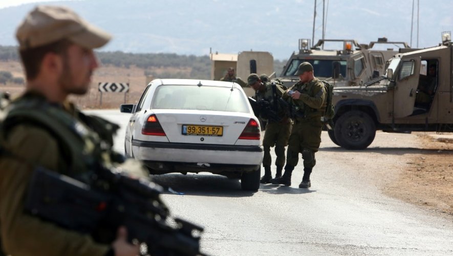 Des soldats islraéliens filtrent les voitures le 2 octobre 2015 Beit Furik