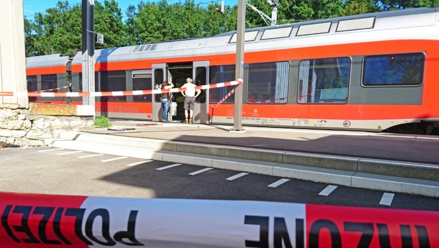 Des policiers aux abords d'un train à la station de Salez (est de la Suisse) après qu'un homme a mis le feu à un wagon et poignardé des passagers, le 13 août 2016
