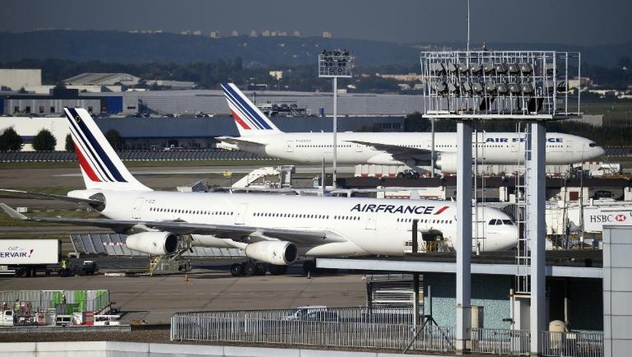 La grève des pilotes d'Air France, opposés au projet de développement de la filiale à bas coût Transavia, continue de se durcir dimanche