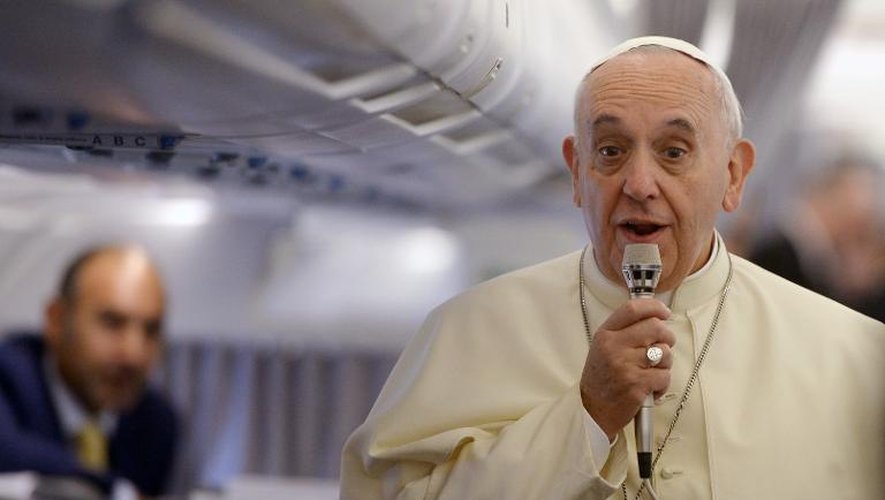 Le pape François à bord de l'avion l'emmenant le 21 septembre 2014 à Tirana