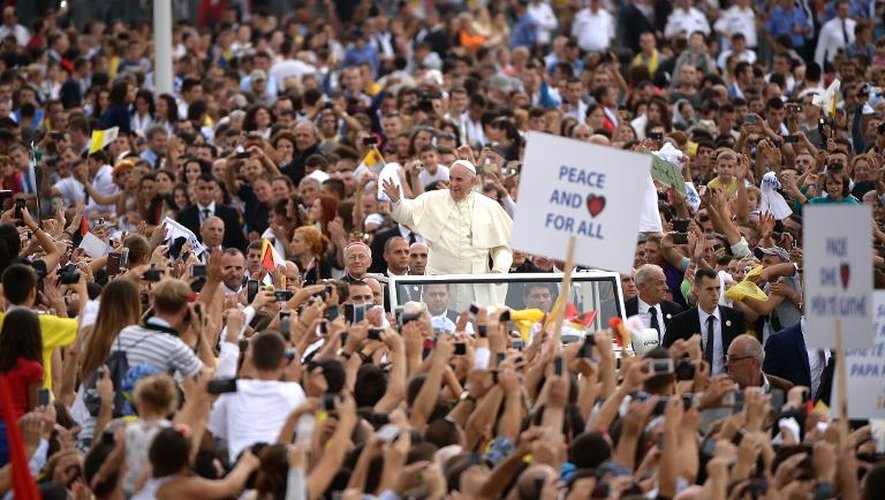 Le pape François à son arrivée place Mère Teresa le 21 septembre 2014 à Tirana