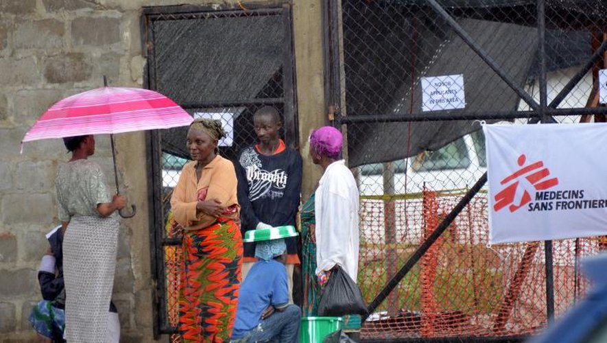 Des libériens arrivent au centre de traitement du virus Ebola de Médecins sans frontières à Monrovia (Libéria) le 17 septembre 2014