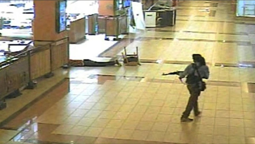 Image extraite d'une video prise par une caméra de surveillance montrant un homme armé du commando qui a tué 67 personnes dans le centre commercial Westgate de Nairobi le 21 septembre 2013