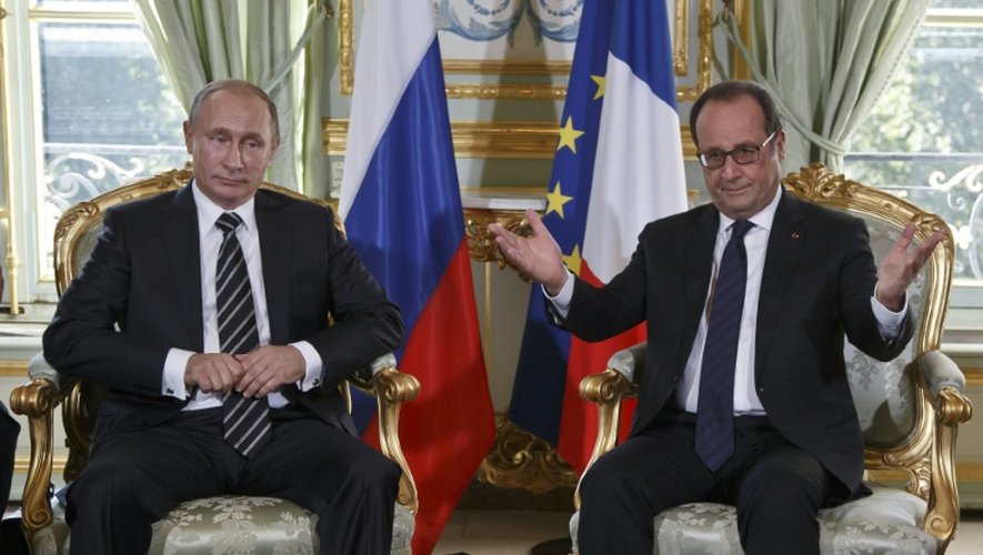 Le président russe Vladimir Poutine et français François Hollande, le 2 octobre 2015 à Paris