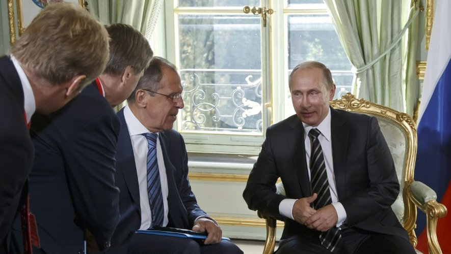 Vladimir Poutine (D) et son ministre des Affaires étrangères Sergueï Lavrov (G) à l'Elysée avant une rencontre avec le président Hollande le 2 octobre 2015 à Paris