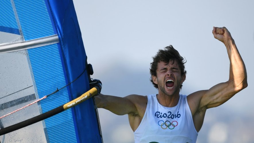 Le Français Pierre Le Coq médaillé de bronze en planche à voile RS:X, aux JO de Rio le 14 août 2016
