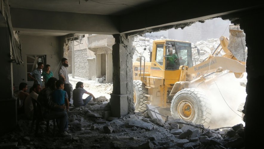 Décombres après un raid aérien qui a visé des habitations d'un quartier d'Alep contrôlé par les rebelles, le 14 juillet 2016