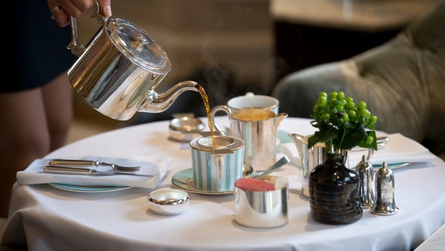 Service du thé à l'hôtel Kensington à Londres, le 11 août 2016