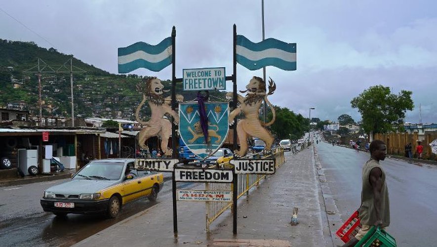 Une rue de Freetown, en Sierra Leone, le 13 août 2014