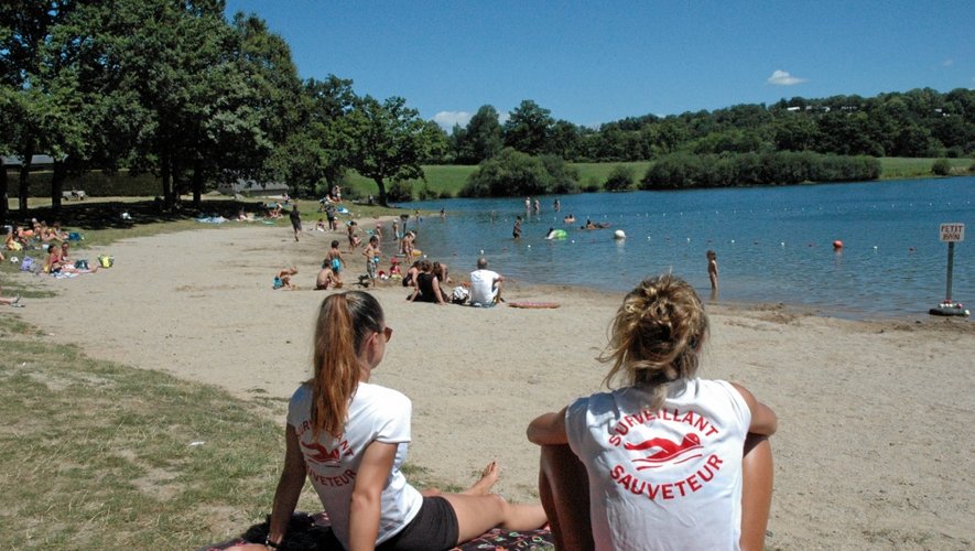Mercredi dernier, sur la plage des Rousselleries, les baigneurs s’amusaient sous le regard vigilant 
des surveillantes de baignade, Agathe et Camille.