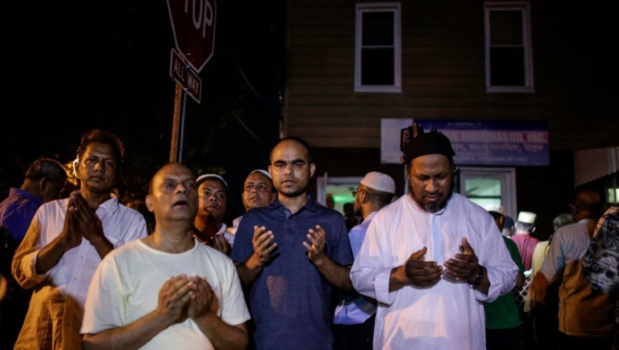 Des membres de la communauté musulmane prient près de la mosquée Al-Furqan Jame à New York le 13 août 2016