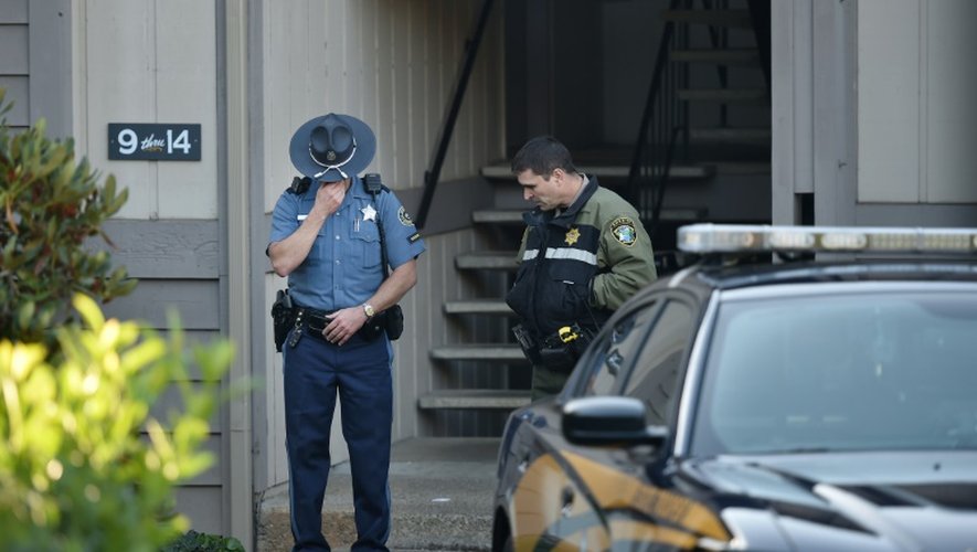 La police, le 2 octobre 2015, au pied de l'immeuble à Roseburg (Oregon) de l'auteur de la fusillade qui a fait 9 morts dans une université