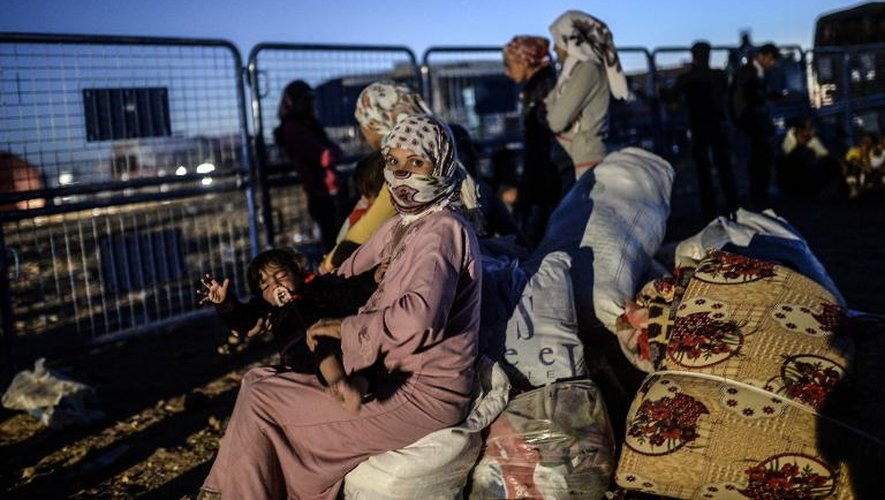 Des Kurdes syriens bloqués le 21 septembre 2014 à la frontière entre la Syrie et la Turquie près de Suruc
